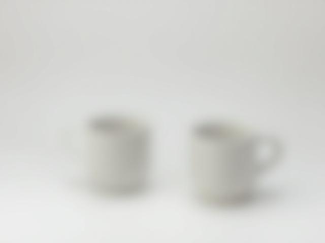 Minimalistische Keramiktassen mit subtiler Glasur.